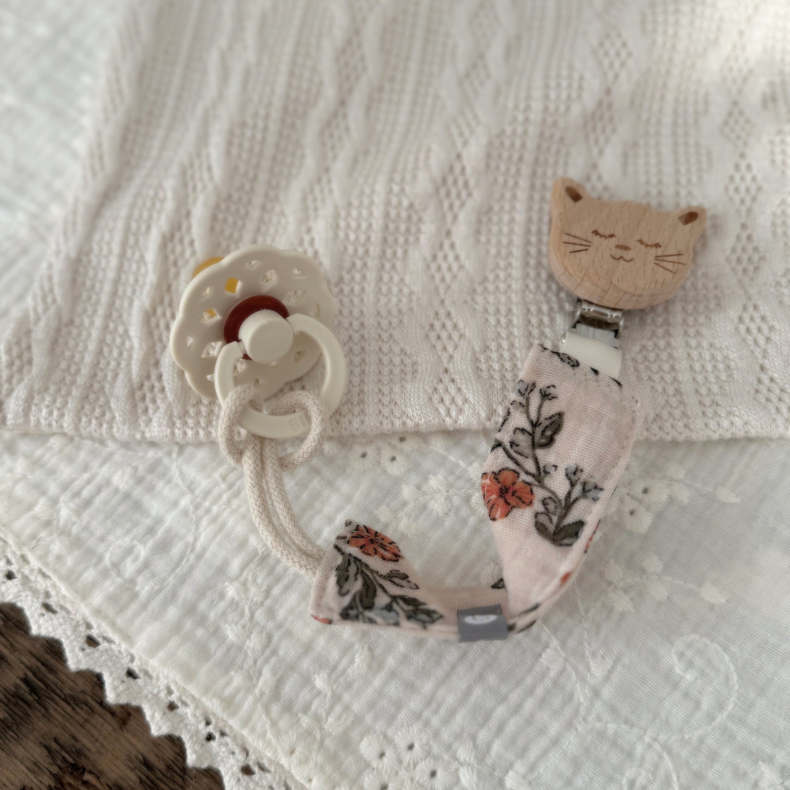 Attache-suce - Chat en Mousseline de Coton