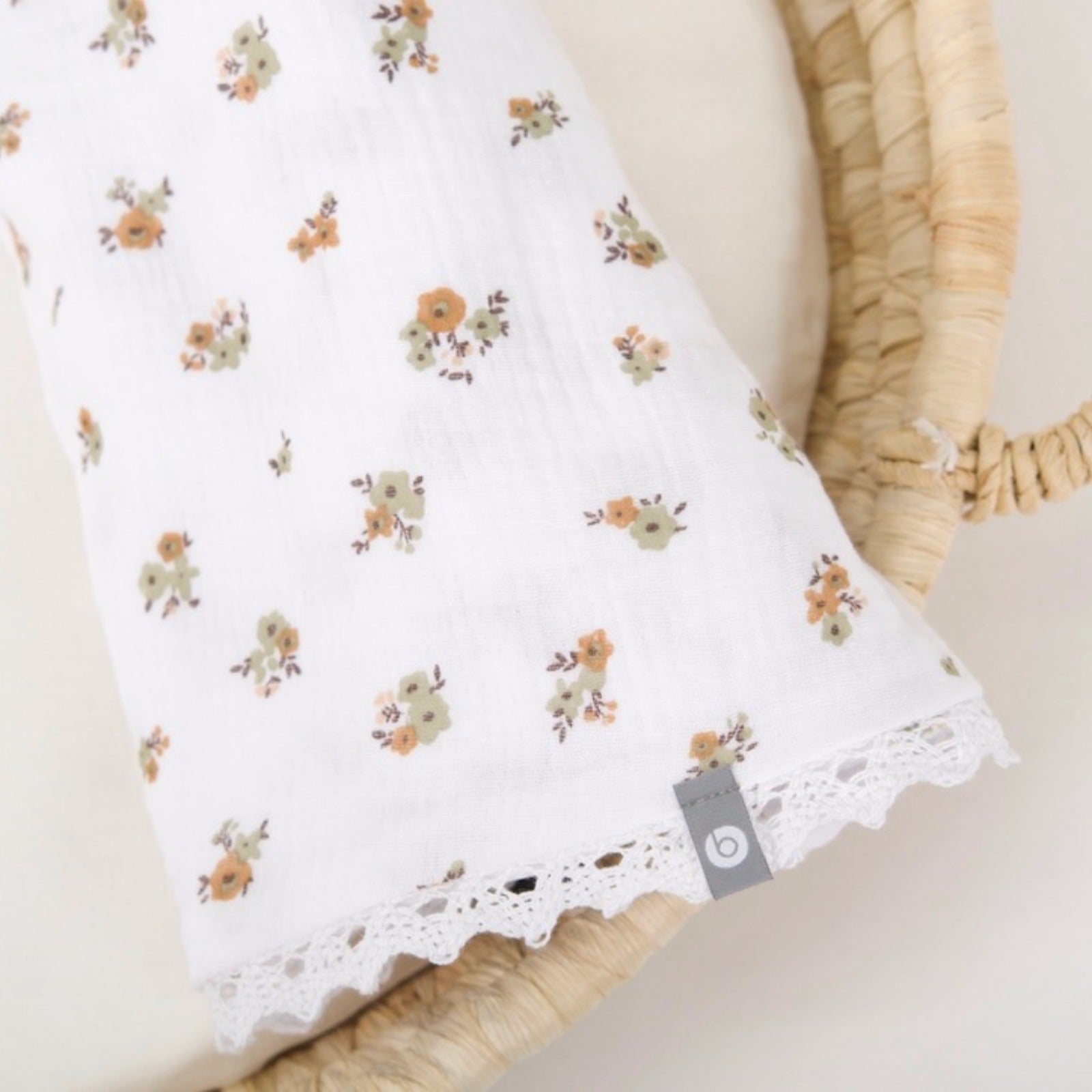 Doudou mousseline de coton avec dentelle