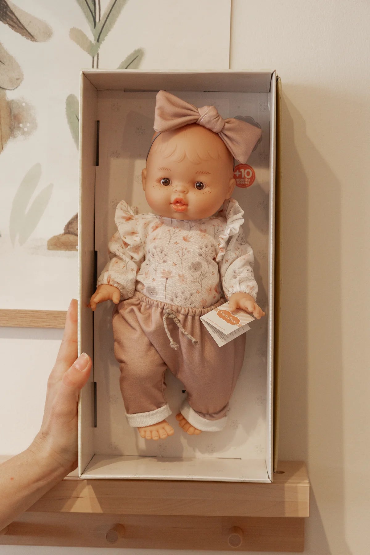 Bébé Gordis - Rose avec chandail fleuris, pantalon et boucle - Paola Reina