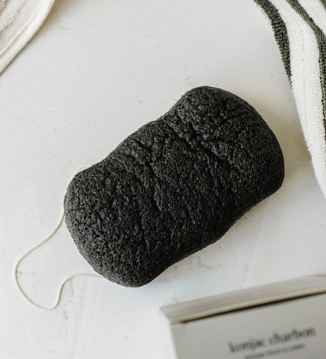 Eponge-konjac-pour-le-corps-Charbon-2.webp