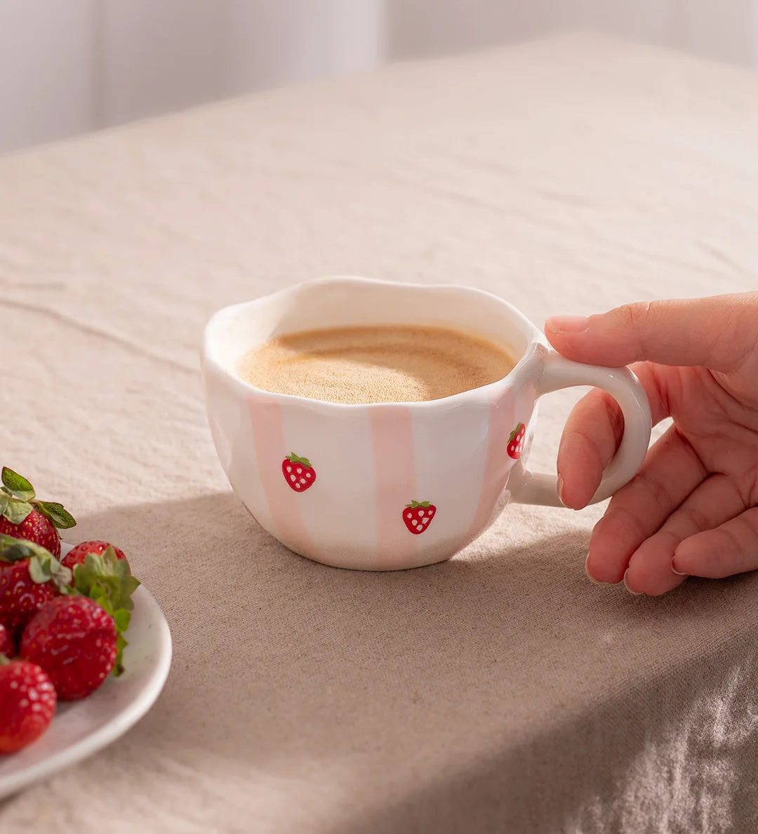 Tasse-fruit-rayures-de-fraise-2.webp