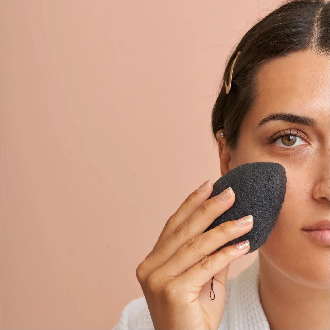 Éponge konjac nettoyante - Charbon de bambou purifiant