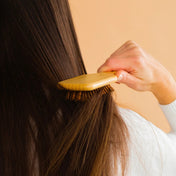 Petite brosse à cheveux en bambou