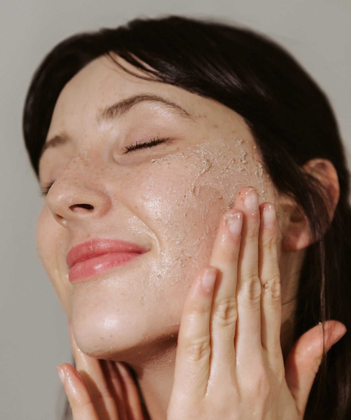 Le gommage soyeux pour le visage