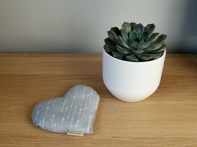 Le coussin petit cœur Flèche gris