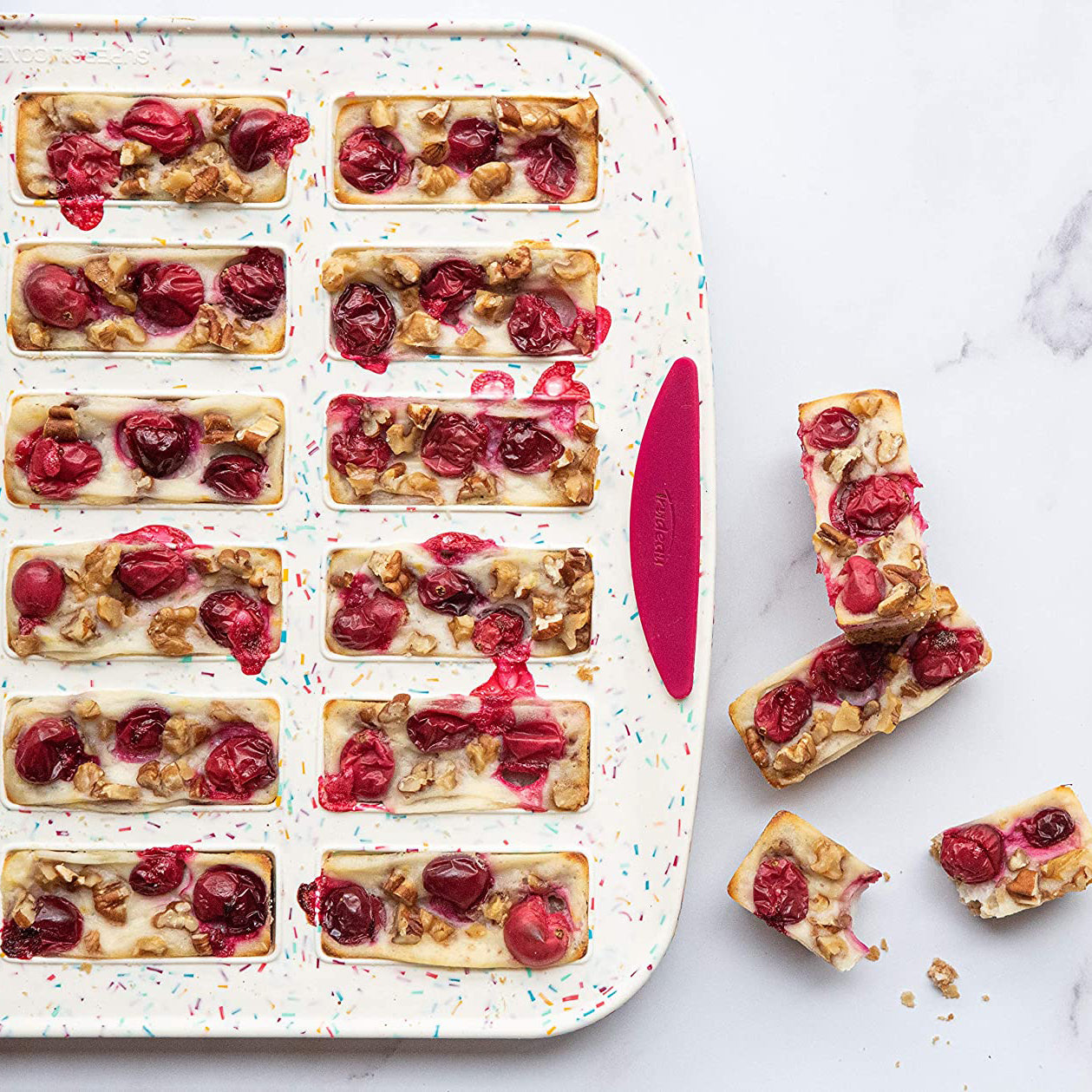 MOULE À 24 FINANCIERS STRUCTURE SILICONE™ CONFETTI BLANC