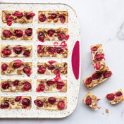 MOULE À 24 FINANCIERS STRUCTURE SILICONE™ CONFETTI BLANC