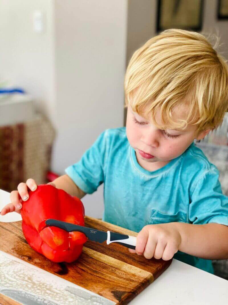 Peekaboo - Coup de ❤️ . Un couteau qui coupe les aliments mais pas les  doigts ! . Les couteaux d'apprentissage sont parfaits pour travailler la  motricité fine de votre enfant ! .