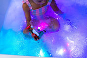 Glo Pals - Personnage avec 2 Cubes Lumineux Activés par l'Eau